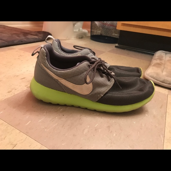 gray and lime green nike shoes